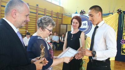 Pierwsi uczniowie z Lublina już ze świadectwami. Jesienią czeka ich hybryda?