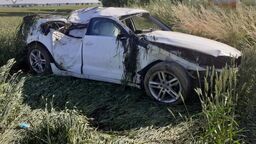 Audi roztrzaskało się na drzewie. Kierowca „z ciężkimi obrażeniami”