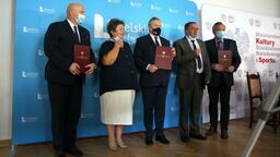 Umowę w piątek w Puławach podpisali: wicepremier Piotr Gliński, marszałek Jarosław Stawiarski oraz wicemarszałek Zbigniew Wojciechowski. Na zdjęciu także posłanka Gabriela Masłowska oraz dyrektor jednostki, Andrzej Piotrowski 