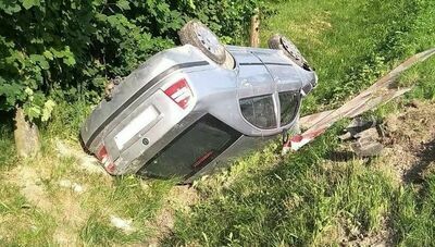 Skoda dachowała w rowie. Pijana matka wiozła małe dzieci