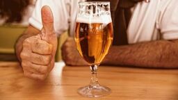 Europa łagodzi koronawirusowe restrykcje. W niektórych rejonach lokale otwarte tylko dla zaszczepionych