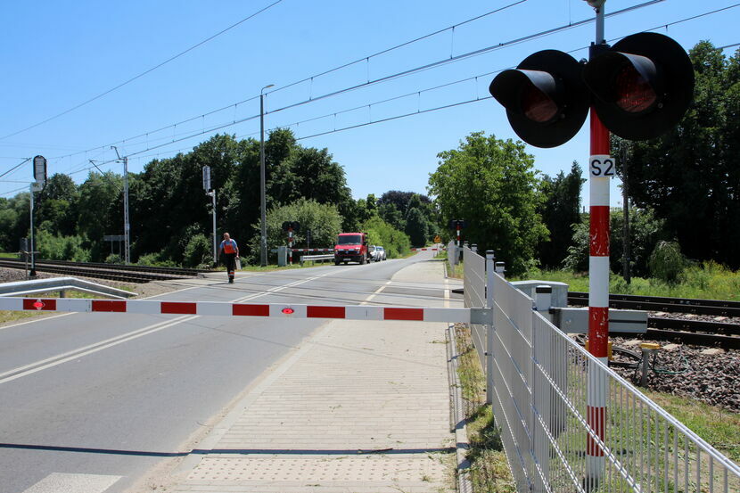 W czwartek w południe serwisanci poradzili sobie z awarią sygnalizacji na przejazdach kolejowych w gminie Końskowola. Na zdjęciu przejazd w Pożogu