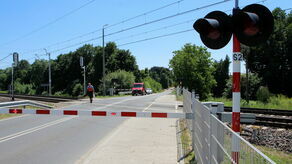 W czwartek w południe serwisanci poradzili sobie z awarią sygnalizacji na przejazdach kolejowych w gminie Końskowola. Na zdjęciu przejazd w Pożogu