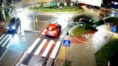 Rondo okazało się za trudne dla tego kierowcy. Stan wiele tłumaczy