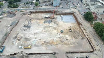 Dworzec Metropolitalny budowany jest od stycznia przez firmę Budimex, która powinna się uporać z zadaniem do końca lipca przyszłego roku. Pod budynkiem przewidziano parking dla 174 samochodów, zaś zadaszone perony będą mieć 43 stanowiska odjazdowe dla autobusów