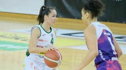 Szkoleniowiec obdarzył zaufaniem Zuzannę Sklepowicz (z piłką), która wystąpiła w obu sparingach ze Słowenią