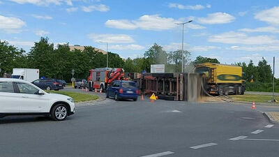 Zboże na drodze. Ciężarówka przewróciła się na rondzie