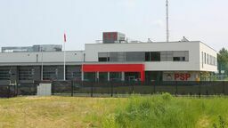 Nowa siedziba dla 53 strażaków. Ma ścianę wspinaczkową, siłownię i boisko [zdjęcia]