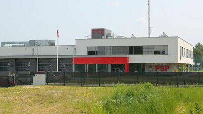 Nowa siedziba dla 53 strażaków. Ma ścianę wspinaczkową, siłownię i boisko [zdjęcia]