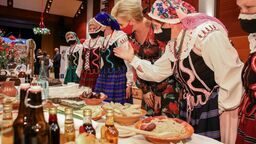 Gospodynie z Zagród częstowały Pierwszą Damę. Tym razem poza podium