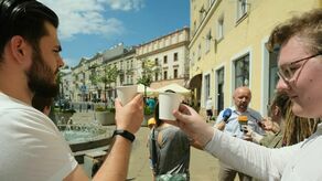 Rocznica wyborów 4 czerwca. Toast za wolność na pl. Wolności