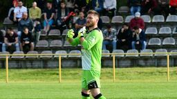 Krzysztof Żukowski i jego koledzy z Igrosu Krasnobród wciąż są liderem zamojskiej klasy okręgowej, ale czują na plecach oddech rywali