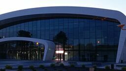 Według puławskiego MOSiR-u świecące bez przerwy ekrany w pustej hali sportowej to nie pomyłka pracowników, a celowe działanie związane z testem systemu zasilania awaryjnego. Zastawiające, że taki test przeprowadzany jest ponad pół roku od zakończenia budowy 