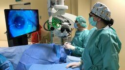 Prof. Robert Rejdak, szef lubelskiej kliniki oraz instrumentariuszka Renata Krzyżanowska podczas wtorkowej operacji 