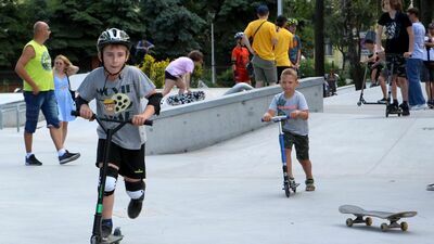 Korzystający ze skateparku powinni pamiętać o kasku oraz ochraniaczach