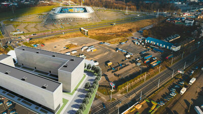 Pierwsze wizualizacje bloków i teren przeznaczony pod budowę. W tym wynajmują go szkoły nauki jazdy, które urządziły tu plac manewrowy