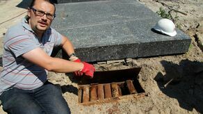 Co kryją tuby wykopane spod pomnika?