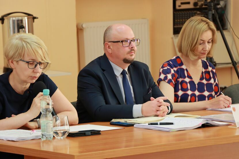 Dzisiejsza sesja Rady Miasta Kraśnik. Od lewej: sekretarz miasta Grażyna Lejwoda-Ćwik, burmistrz Wojciech Wilk i skarbniczka Aneta Tokarzewska.