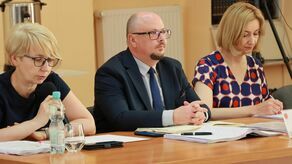 Dzisiejsza sesja Rady Miasta Kraśnik. Od lewej: sekretarz miasta Grażyna Lejwoda-Ćwik, burmistrz Wojciech Wilk i skarbniczka Aneta Tokarzewska.