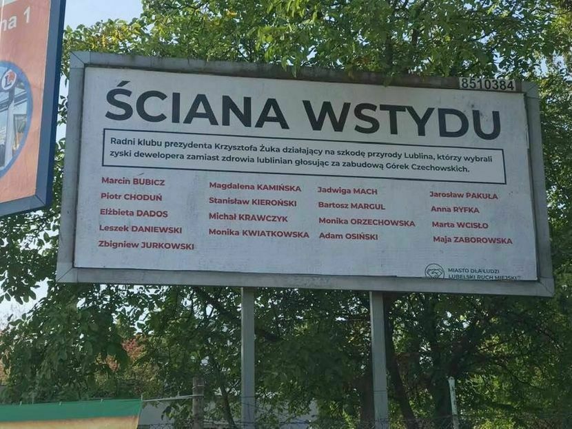 Podobne billboardy zostały powieszone w Lublinie przez aktywistów dwa lata temu, po tym jak Rada Miasta podjęła uchwałę wyznaczającą na górkach czechowskich tereny pod mieszkaniową zabudowę wielorodzinną.