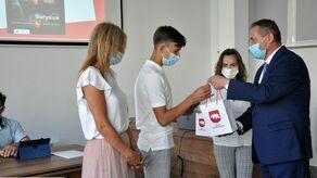 Jerzy Rębek, burmistrz Radzynia Podlaskiego nagradza sportowców