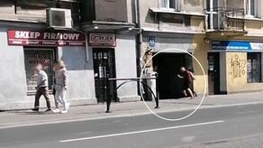 Lublin. Z bramy posypały się kamienie. Jedna z osób została opluta. Powód? Tęczowa torba