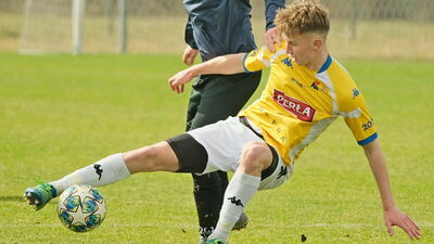 Zawodnicy rezerw Motoru Lublin (żółte stroje) pewnie wygrali rozgrywki lubelskiej klasy okręgowej

