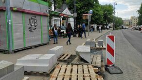 Zatoka przystankowa po stronie cmentarza wciąż ma starą nawierzchnię, przeznaczoną do wymiany na betonową