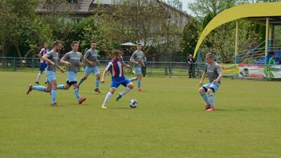 Kapitan Ruchu Izbica Michał Gałka (z piłką) strzelił zwycięskiego gola w końcówce meczu z Orłem Srebrzyszcze

