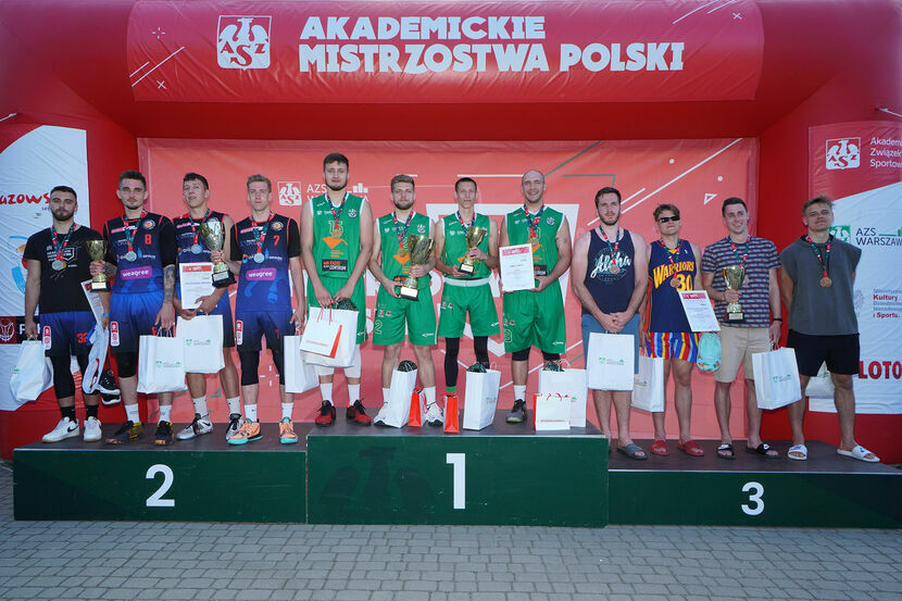 Podium w koszykówce 3x3 Akademickich Mistrzostw Polski mężczyzn. Na jego najwyższym stopniu przedstawiciele UMCS Lublin