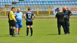 Tuż przed rozpoczęciem spotkania na murawę wszedł Cezary Łysanowicz (w niebieskim stroju) i nie dopuścił do meczu