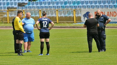 Tuż przed rozpoczęciem spotkania na murawę wszedł Cezary Łysanowicz (w niebieskim stroju) i nie dopuścił do meczu