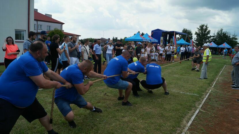 Rywalizacja w przeciąganiu liny zawsze wyzwala dodatkowe emocje<br />
<br />
