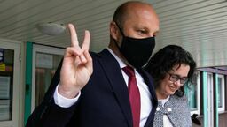 Konrad Fijołek wraz z żoną po niedzielnym głosowaniu w wyborach prezydenckich