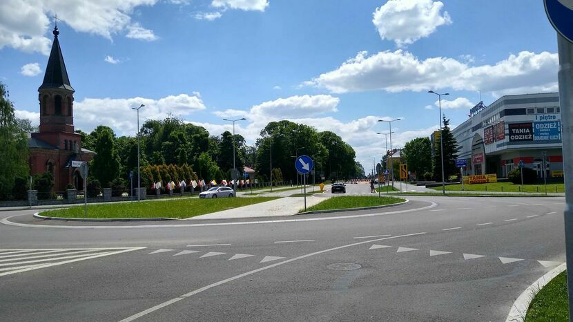 Rondo u zbiegu ulic: Piłsudskiego, Lubelskiej, Wiejskiej i Wojska Polskiego. Miało dostać za patrona gen. Józefa Hallera. Nie dostało