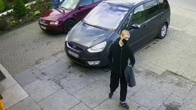 Bezczelnie wyrwał kobiecie torebkę na ulicy w Lubartowie. Policja publikuje nagranie