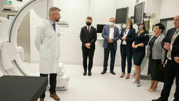 Ordynator Łukasz Tułecki oprowadza gości podczas otwarcia nowej części szpitala