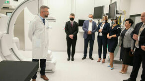 Ordynator Łukasz Tułecki oprowadza gości podczas otwarcia nowej części szpitala