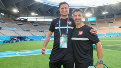 Mateusz Chmielnicki (z lewej) z trenerem przygotowania fizycznego Luisem Salą na stadionie w Sewilli