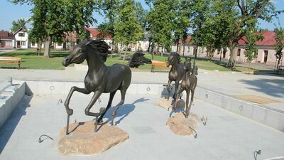 Skwer po rewitalizacji. Centralne miejsce zajmują konie