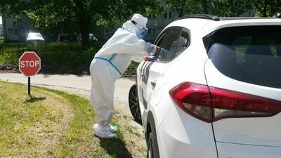 320 laboratoriów, 500 punktów drive-thru. Rząd szykuje się na czwartą falę