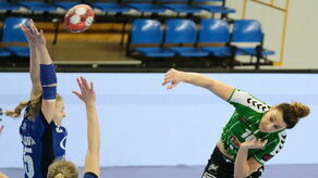 Marta Gęga (z piłką) to jedna z liderek Perły Lublin

