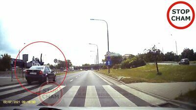 Kobieta omijała stojące auta na Al. Tysiąclecia w Lublinie. Wjechała w pieszego na pasach [wideo]