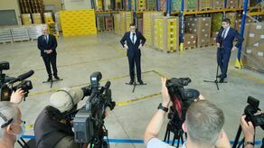 Premier Morawiecki w Świdniku mówił o pieniądzach, a w Lublinie m.in. o tym, jakie cukierki dawał kolegom. Za zdjęciu wizyta gospodarska w fabryce cukierków