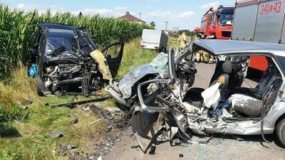 Lubelskie. Z samochodów niewiele zostało. Kierowca zginął na miejscu, dwie osoby ranne