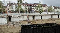 W trakcie prac rozbiórkowych z pawilonu wystawowego niewiele zostało. Mimo to, w wyniku decyzji Naczelnego Sądu Administracyjnego, prace budowlane musiały zostać przerwane do czasu rozstrzygnięcia, czy ruiny pawilonu należy uznać za zabytek 