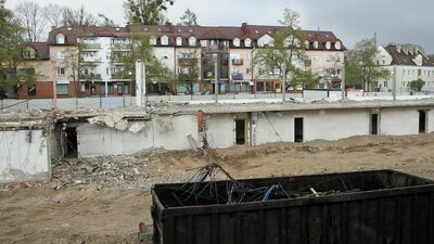 W trakcie prac rozbiórkowych z pawilonu wystawowego niewiele zostało. Mimo to, w wyniku decyzji Naczelnego Sądu Administracyjnego, prace budowlane musiały zostać przerwane do czasu rozstrzygnięcia, czy ruiny pawilonu należy uznać za zabytek 