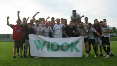 Piłkarze Sygnału Lublin świętują awans do lubelskiej klasy okręgowej