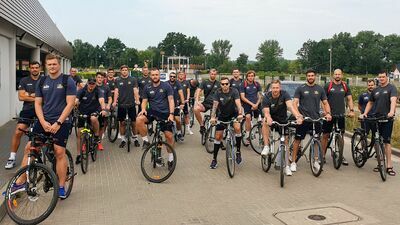 Piłkarze ręczni Azotów ćwiczą formę… na rowerach

