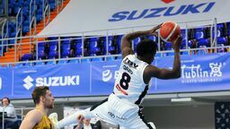 Thomas Davis (z piłką) i jego koledzy z Polski Cukier Pszczółka Start Lublin spotkają się z Arged BMSlam Stal Ostrów Wielkopolski 3 grudnia